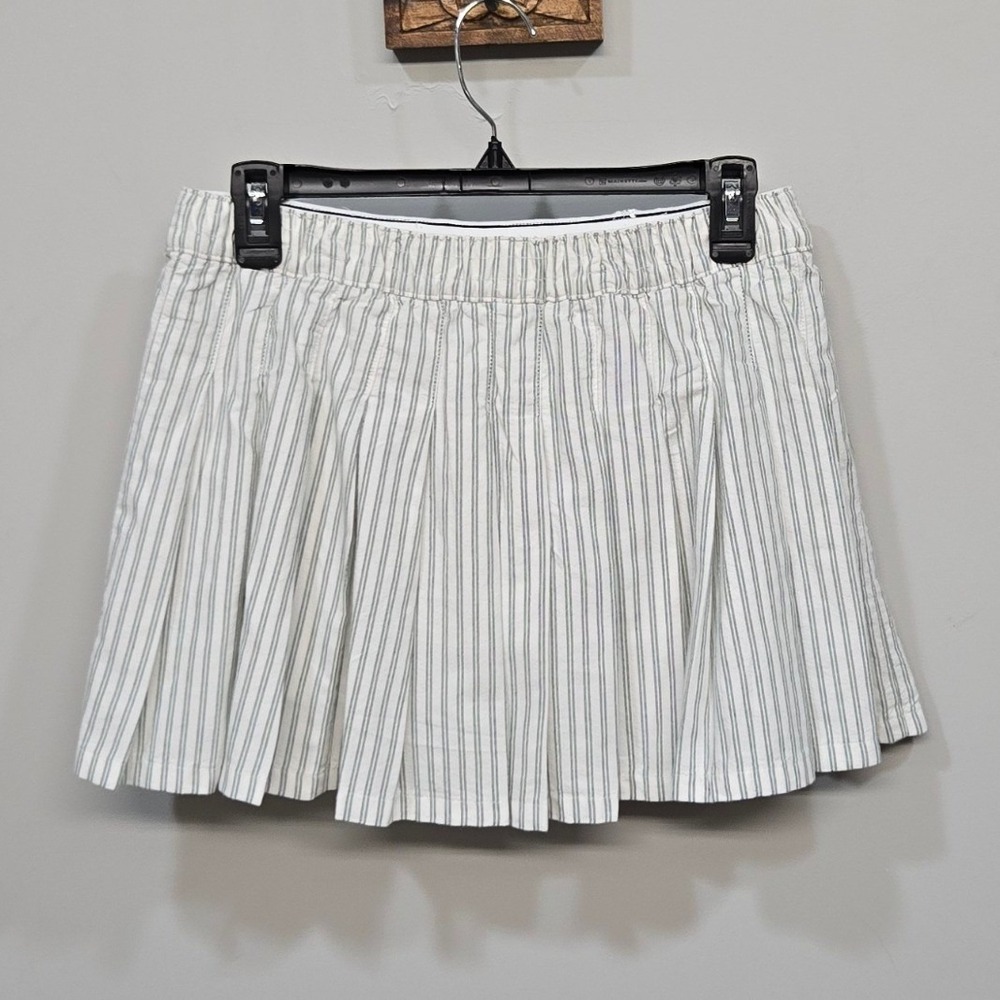 OFFLINE by Aerie Skort Medium White Blue Boxer Striped Pleated Tennis Preppy - Picture 2 of 9